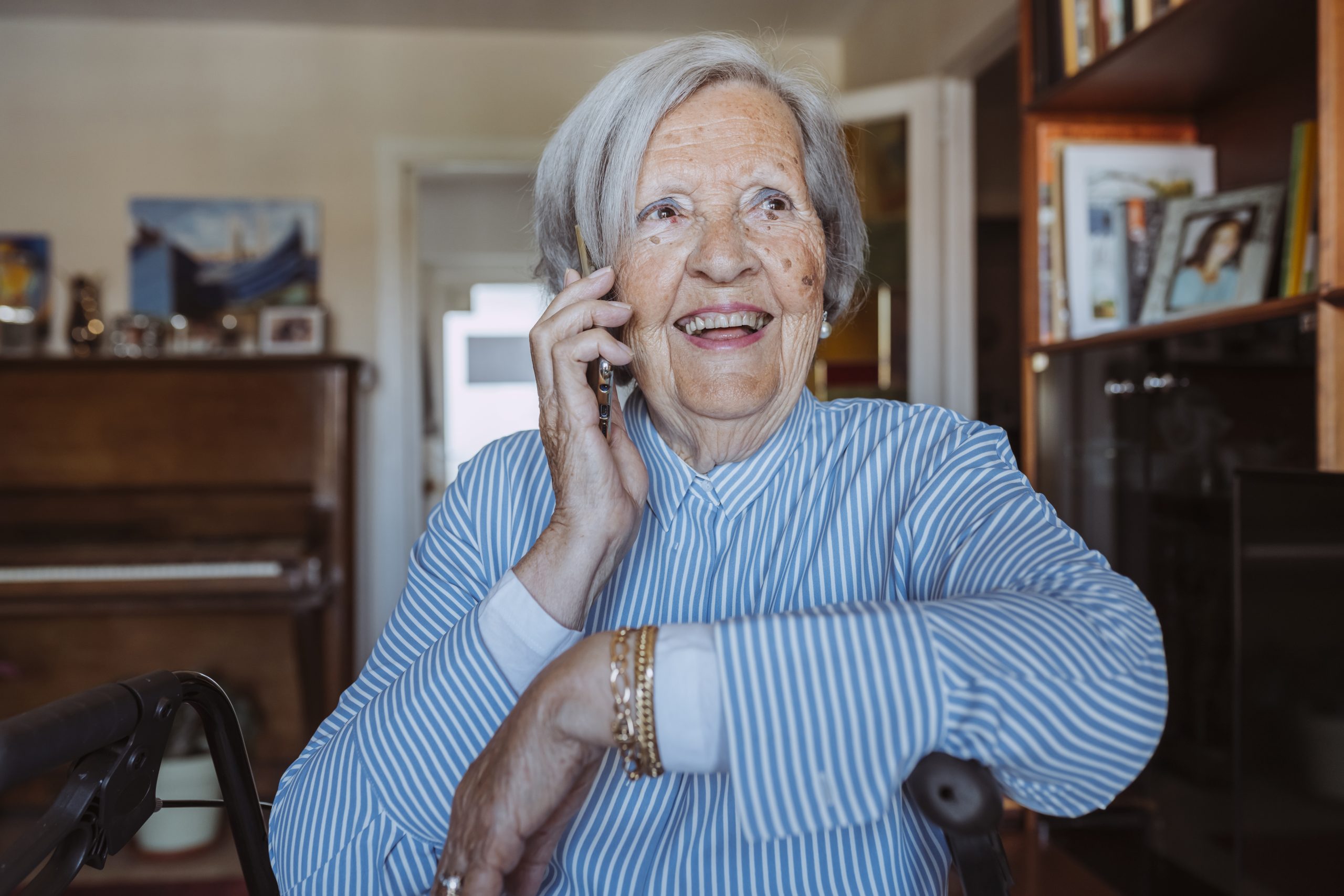 une femme d'un certain âge qui appelle avec son téléphone